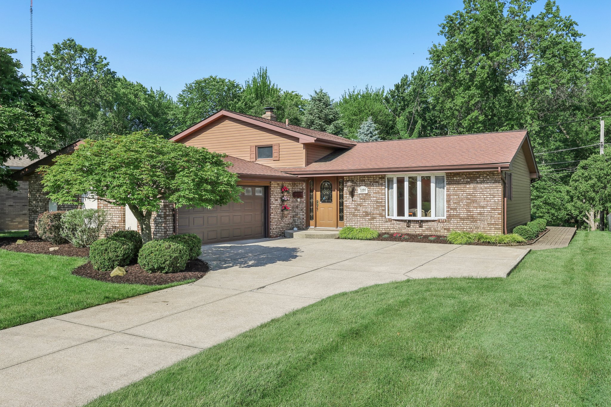 001 Flat Rate Real Estate Agent 7250 Normandy Drive Parma Ohio 44134