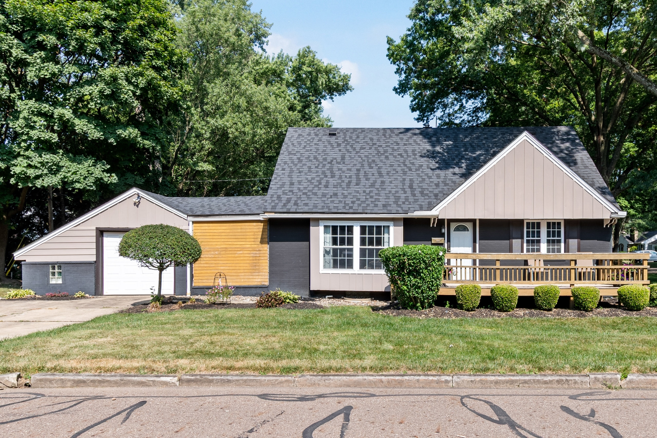 001 Flat Rate Real Estate Agent 201 Westover Drive Akron Ohio 44313 scaled