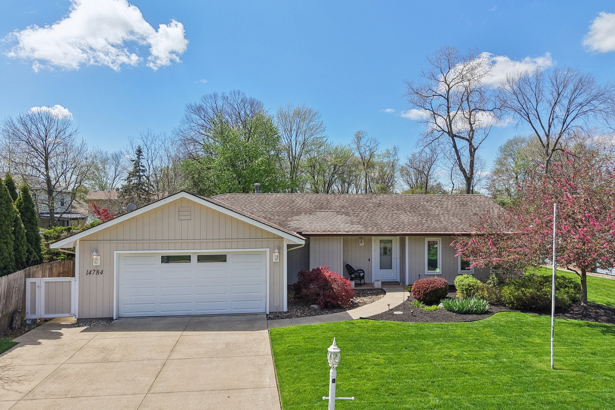 001 Flat Rate Real Estate Agent 14784 Stone Creek Oval Strongsville Ohio 44149